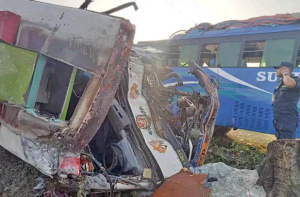 दाङको देउखुरीमा बस दुर्घटना  : एकको मृत्यु, २३ जना घाइते